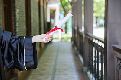 國外學歷報考大連海洋大學在職研究生容易通過嗎？